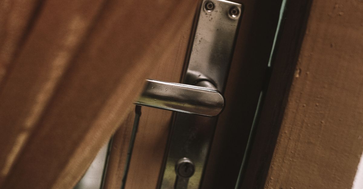 What a Professional House Lockout Service Actually Looks Like — Scarsdale Locksmiths